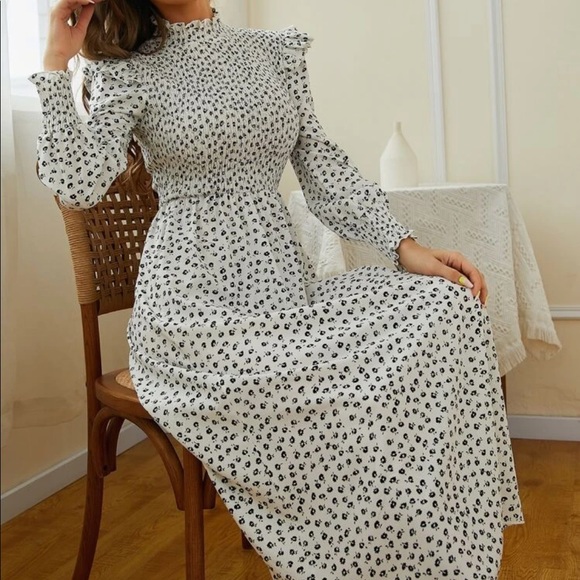 Dresses & Skirts - Ruffle neck floral Dress